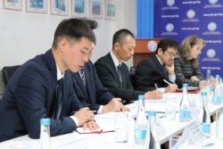 МИНИСТР JICAНЫН ЖАНА КЫРГЫЗ-ЯПОН АДАМДЫ ӨНҮКТҮРҮҮ БОРБОРУНУН ӨКҮЛДӨРҮ МЕНЕН ЖОЛУГУШТУ