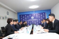 МИНИСТР JICAНЫН ЖАНА КЫРГЫЗ-ЯПОН АДАМДЫ ӨНҮКТҮРҮҮ БОРБОРУНУН ӨКҮЛДӨРҮ МЕНЕН ЖОЛУГУШТУ