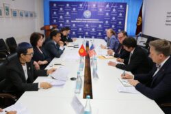 КАНЫБЕК ИМАНАЛИЕВ АКШнын КЫРГЫЗ РЕСПУБЛИКАСЫНДАГЫ АТАЙЫН ЖАНА ЫЙГАРЫМ УКУКТУУ ЭЛЧИСИ МЕНЕН ЖОЛУГУШУУ ӨТКӨРДҮ