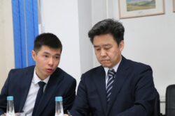 МИНИСТР JICAНЫН ЖАНА КЫРГЫЗ-ЯПОН АДАМДЫ ӨНҮКТҮРҮҮ БОРБОРУНУН ӨКҮЛДӨРҮ МЕНЕН ЖОЛУГУШТУ