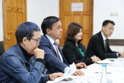 МИНИСТР JICAНЫН ЖАНА КЫРГЫЗ-ЯПОН АДАМДЫ ӨНҮКТҮРҮҮ БОРБОРУНУН ӨКҮЛДӨРҮ МЕНЕН ЖОЛУГУШТУ