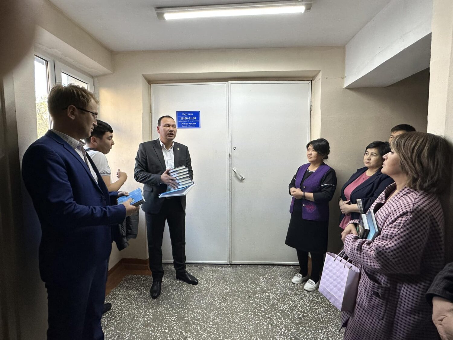 КММИУнун ЖАТАКАНАСЫНДА КИТЕПКАНА АЧЫЛДЫ