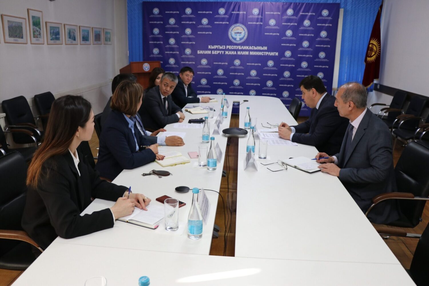 МИНИСТР ӨЗБЕКСТАНДЫН ЭЛЧИСИ МЕНЕН БИЛИМ БЕРҮҮ ЖАНА ИЛИМ ЖААТЫНДАГЫ ПЛАНДАРДЫ ТАЛКУУЛАДЫ