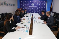 МИНИСТР ӨЗБЕКСТАНДЫН ЭЛЧИСИ МЕНЕН БИЛИМ БЕРҮҮ ЖАНА ИЛИМ ЖААТЫНДАГЫ ПЛАНДАРДЫ ТАЛКУУЛАДЫ