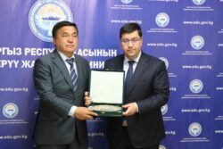 МИНИСТР ӨЗБЕКСТАНДЫН ЭЛЧИСИ МЕНЕН БИЛИМ БЕРҮҮ ЖАНА ИЛИМ ЖААТЫНДАГЫ ПЛАНДАРДЫ ТАЛКУУЛАДЫ