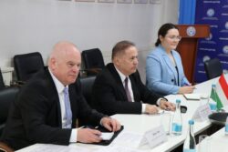 МИНИСТР ВЕНГРИЯНЫН ЭЛЧИСИ МЕНЕН БИЛИМ БЕРҮҮДӨГҮ ИНТЕГРАЦИЯНЫ ӨНҮКТҮРҮҮНҮ ТАЛКУУЛАДЫ