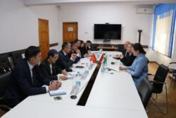 МИНИСТР ВЕНГРИЯНЫН ЭЛЧИСИ МЕНЕН БИЛИМ БЕРҮҮДӨГҮ ИНТЕГРАЦИЯНЫ ӨНҮКТҮРҮҮНҮ ТАЛКУУЛАДЫ