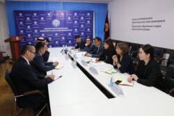 МИНИСТР КАТАРДЫН ЭЛЧИСИ МЕНЕН ЖОЖдордун КЫЗМАТТАШТЫГЫН ТАЛКУУЛАДЫ