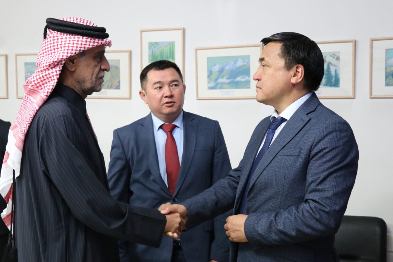 МИНИСТР КАТАРДЫН ЭЛЧИСИ МЕНЕН ЖОЖдордун КЫЗМАТТАШТЫГЫН ТАЛКУУЛАДЫ