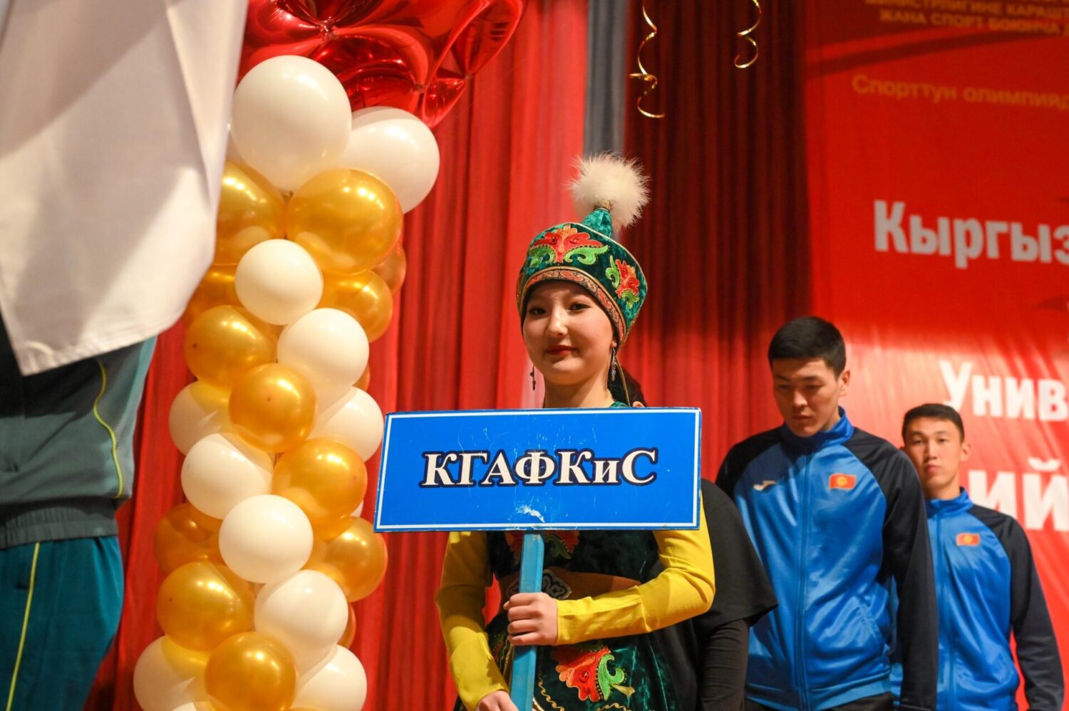 УЛАНБЕК УСЕКОВ: “ЖАШ МУУНДУ СЕРГЕК ЖАШООГО, ЭМГЕККЕ ЖАНА МЕКЕНЧИЛДИККЕ ТАРБИЯЛОО – БИЗДИН ЭҢ НЕГИЗГИ МИЛДЕТТЕРИБИЗДИН БИРИ”