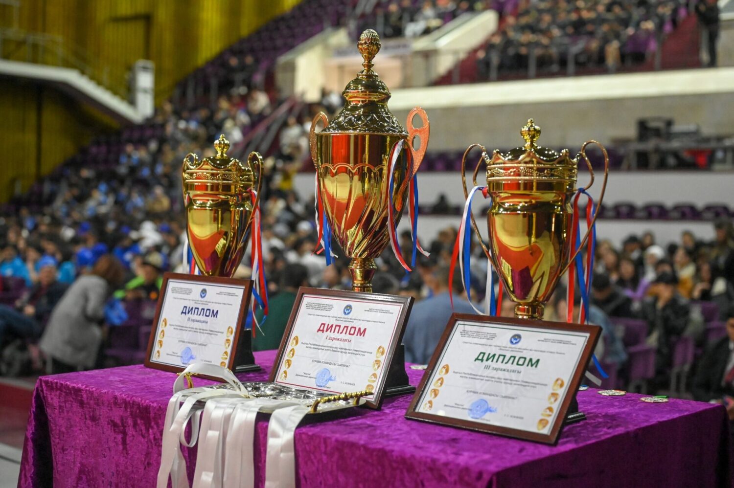 УЛАНБЕК УСЕКОВ: “ЖАШ МУУНДУ СЕРГЕК ЖАШООГО, ЭМГЕККЕ ЖАНА МЕКЕНЧИЛДИККЕ ТАРБИЯЛОО – БИЗДИН ЭҢ НЕГИЗГИ МИЛДЕТТЕРИБИЗДИН БИРИ”