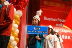 УЛАНБЕК УСЕКОВ: “ЖАШ МУУНДУ СЕРГЕК ЖАШООГО, ЭМГЕККЕ ЖАНА МЕКЕНЧИЛДИККЕ ТАРБИЯЛОО – БИЗДИН ЭҢ НЕГИЗГИ МИЛДЕТТЕРИБИЗДИН БИРИ”