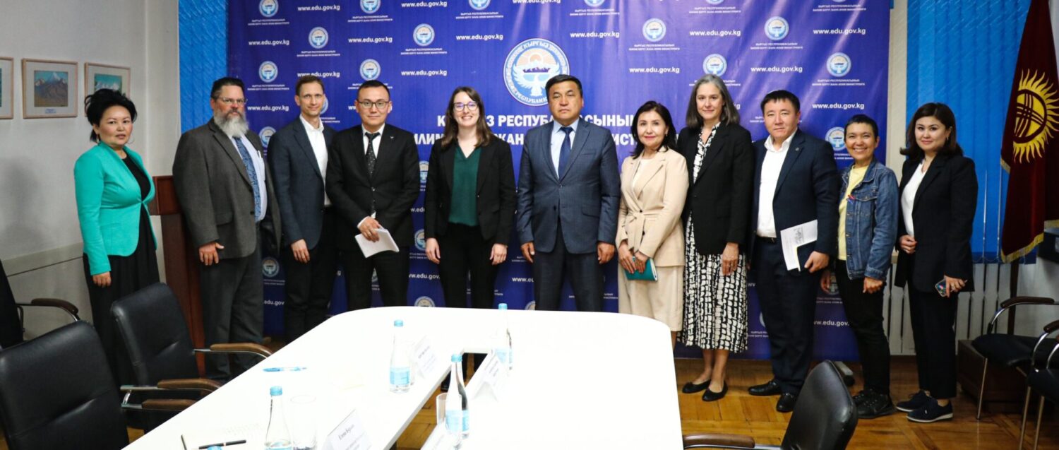 МИНИСТР КАНЫБЕК ИМАНАЛИЕВ АКШ ДЕЛЕГАЦИЯСЫ МЕНЕН МЕКТЕП ТАМАК-АШЫН КАМСЫЗДОО БОЮНЧА ДОЛБООРЛОРДУН ИШКЕ АШЫРЫЛЫШЫН ТАЛКУУЛАДЫ