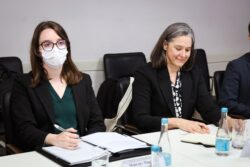 МИНИСТР КАНЫБЕК ИМАНАЛИЕВ АКШ ДЕЛЕГАЦИЯСЫ МЕНЕН МЕКТЕП ТАМАК-АШЫН КАМСЫЗДОО БОЮНЧА ДОЛБООРЛОРДУН ИШКЕ АШЫРЫЛЫШЫН ТАЛКУУЛАДЫ