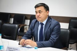 МИНИСТР КАНЫБЕК ИМАНАЛИЕВ АКШ ДЕЛЕГАЦИЯСЫ МЕНЕН МЕКТЕП ТАМАК-АШЫН КАМСЫЗДОО БОЮНЧА ДОЛБООРЛОРДУН ИШКЕ АШЫРЫЛЫШЫН ТАЛКУУЛАДЫ