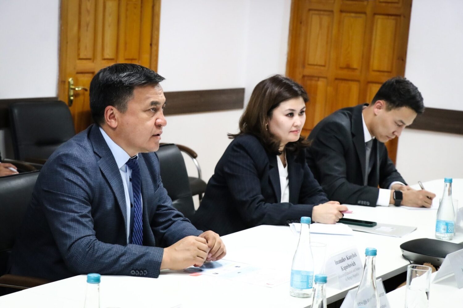 МИНИСТР КАНЫБЕК ИМАНАЛИЕВ АКШ ДЕЛЕГАЦИЯСЫ МЕНЕН МЕКТЕП ТАМАК-АШЫН КАМСЫЗДОО БОЮНЧА ДОЛБООРЛОРДУН ИШКЕ АШЫРЫЛЫШЫН ТАЛКУУЛАДЫ