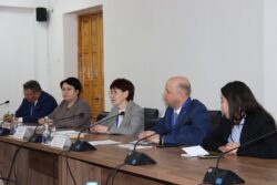 УЛАНБЕК УСЕКОВ ОМСК ОБЛУСУНУН ДЕЛЕГАЦИЯСЫ МЕНЕН ЖОЖдордун КЫЗМАТТАШТЫГЫН ТАЛКУУЛАДЫ