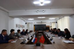 УЛАНБЕК УСЕКОВ ОМСК ОБЛУСУНУН ДЕЛЕГАЦИЯСЫ МЕНЕН ЖОЖдордун КЫЗМАТТАШТЫГЫН ТАЛКУУЛАДЫ