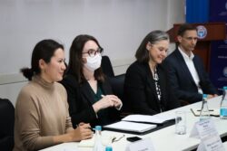 МИНИСТР КАНЫБЕК ИМАНАЛИЕВ АКШ ДЕЛЕГАЦИЯСЫ МЕНЕН МЕКТЕП ТАМАК-АШЫН КАМСЫЗДОО БОЮНЧА ДОЛБООРЛОРДУН ИШКЕ АШЫРЫЛЫШЫН ТАЛКУУЛАДЫ