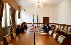 КЫРГЫЗСТАНДЫН ЖОЖдору ПУАТЬЕ УНИВЕРСИТЕТИ МЕНЕН КЫЗМАТТАШТЫКТЫ БЕКЕМДӨӨДӨ