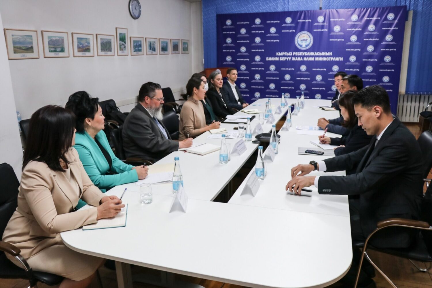 МИНИСТР КАНЫБЕК ИМАНАЛИЕВ АКШ ДЕЛЕГАЦИЯСЫ МЕНЕН МЕКТЕП ТАМАК-АШЫН КАМСЫЗДОО БОЮНЧА ДОЛБООРЛОРДУН ИШКЕ АШЫРЫЛЫШЫН ТАЛКУУЛАДЫ