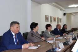 УЛАНБЕК УСЕКОВ ОМСК ОБЛУСУНУН ДЕЛЕГАЦИЯСЫ МЕНЕН ЖОЖдордун КЫЗМАТТАШТЫГЫН ТАЛКУУЛАДЫ