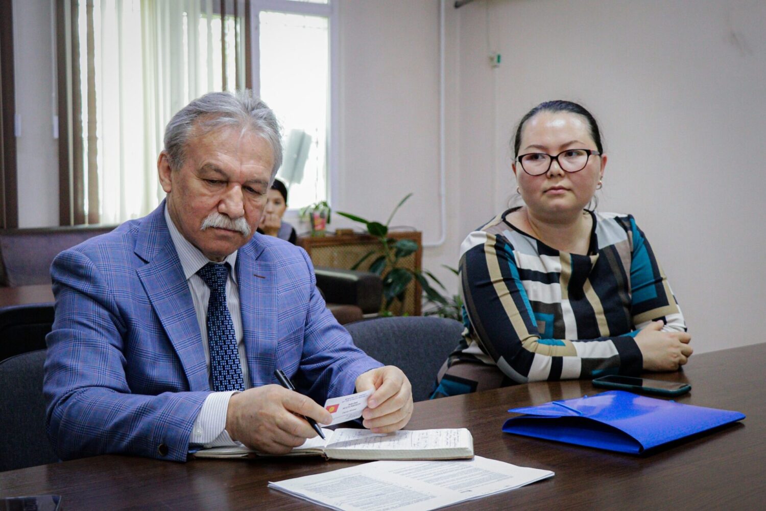 ТОКТОБҮБҮ АШЫМБАЕВА ЖАЛПЫ БИЛИМ БЕРҮҮ УЮМДАРЫНДАГЫ ЫСЫК ТАМАК МАСЕЛЕСИН ТАЛКУУЛАДЫ