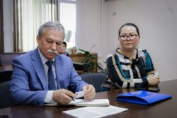 ТОКТОБҮБҮ АШЫМБАЕВА ЖАЛПЫ БИЛИМ БЕРҮҮ УЮМДАРЫНДАГЫ ЫСЫК ТАМАК МАСЕЛЕСИН ТАЛКУУЛАДЫ