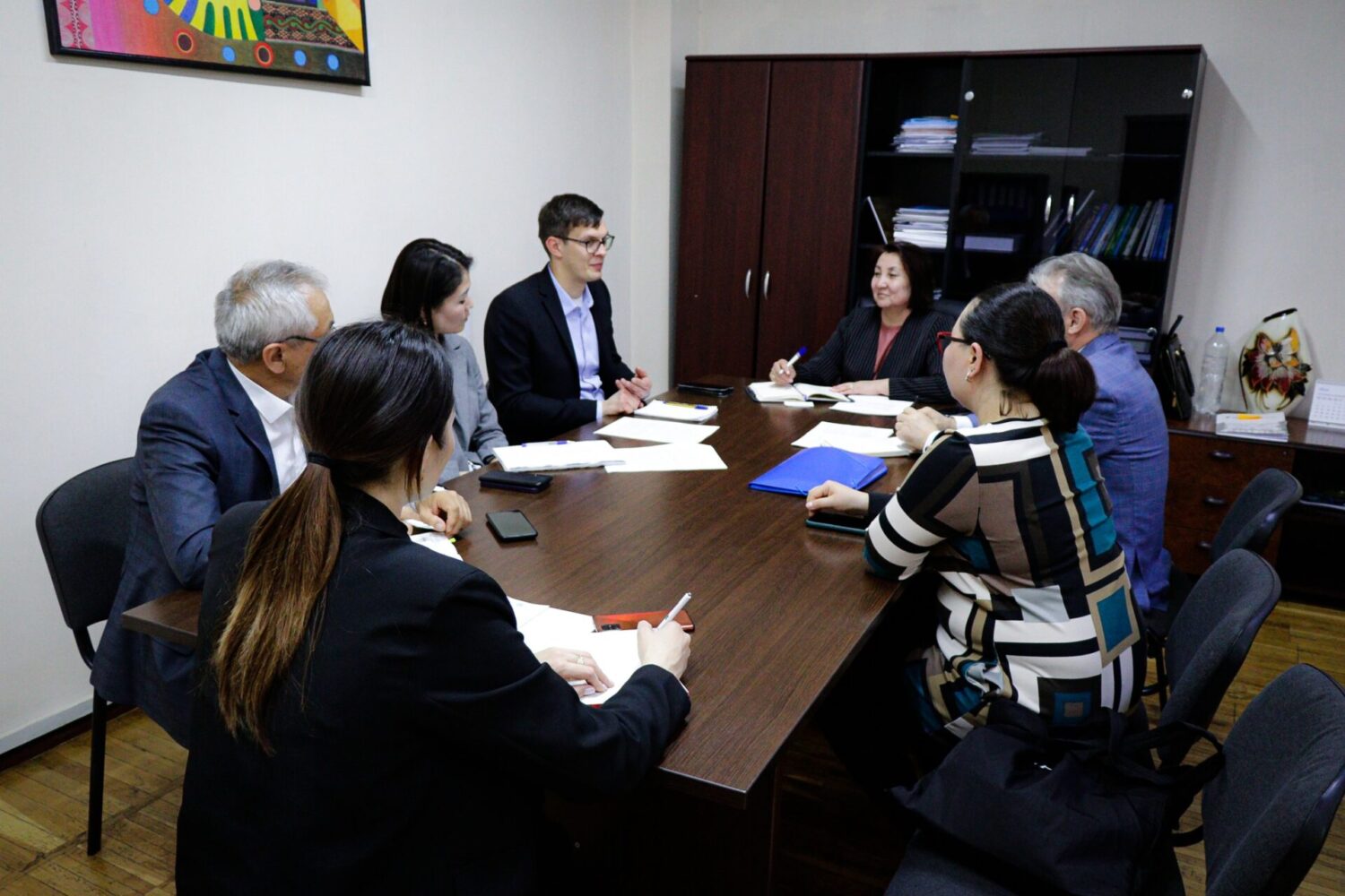 ТОКТОБҮБҮ АШЫМБАЕВА ЖАЛПЫ БИЛИМ БЕРҮҮ УЮМДАРЫНДАГЫ ЫСЫК ТАМАК МАСЕЛЕСИН ТАЛКУУЛАДЫ