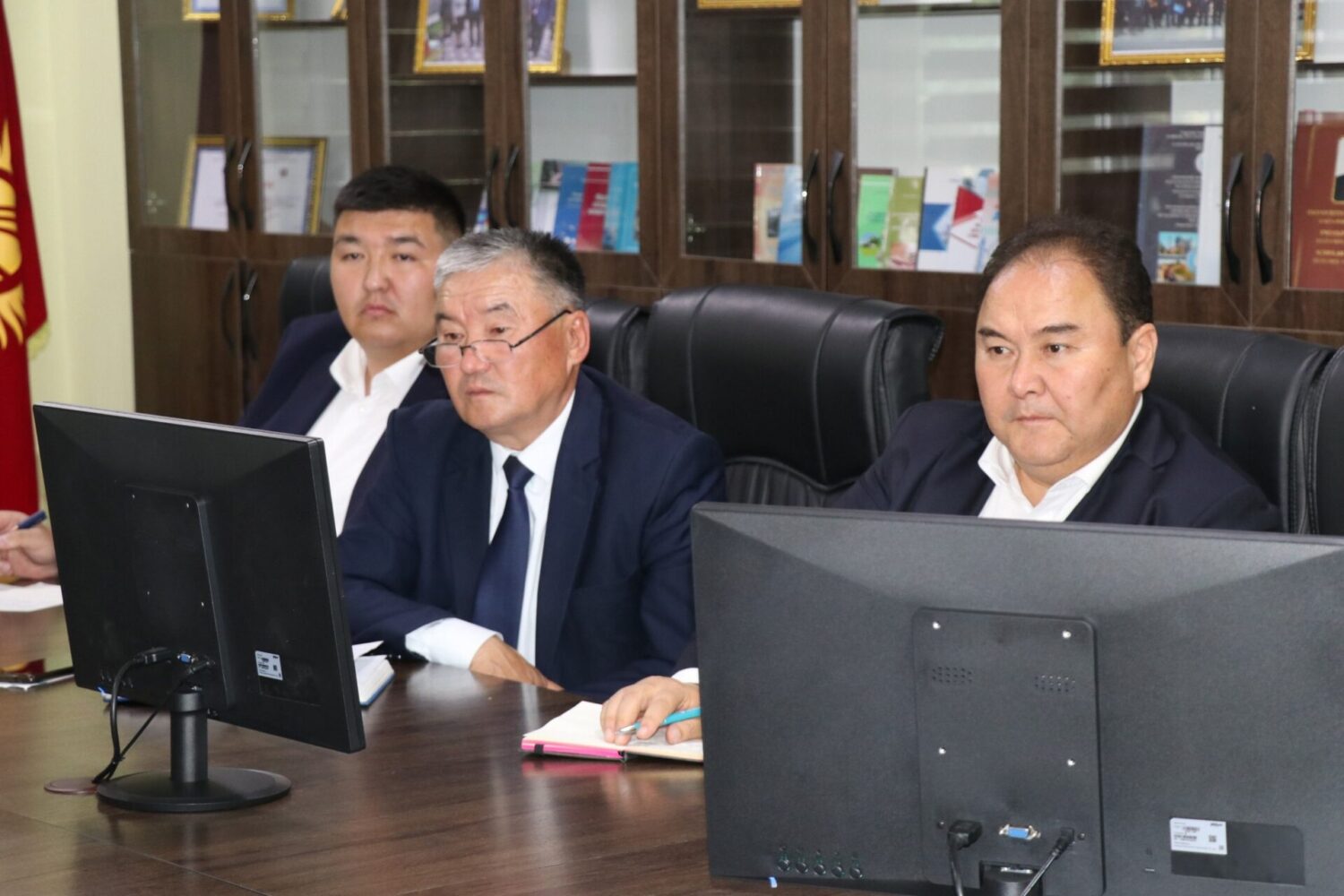 ТОКТОБҮБҮ АШЫМБАЕВА ЖАЛАЛ-АБАД ОБЛУСУНУН БИЛИМ БЕРҮҮ БӨЛҮМДӨРҮНҮН ЖЕТЕКЧИЛЕРИ МЕНЕН ЖОЛУГУШТУ