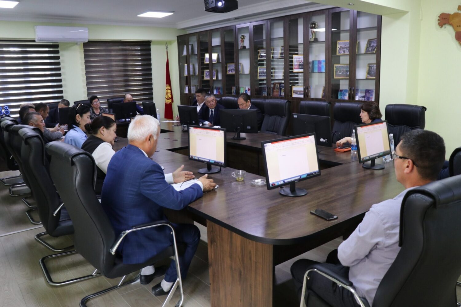 ТОКТОБҮБҮ АШЫМБАЕВА ЖАЛАЛ-АБАД ОБЛУСУНУН БИЛИМ БЕРҮҮ БӨЛҮМДӨРҮНҮН ЖЕТЕКЧИЛЕРИ МЕНЕН ЖОЛУГУШТУ