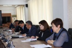 УЛАНБЕК УСЕКОВ ОМСК ОБЛУСУНУН ДЕЛЕГАЦИЯСЫ МЕНЕН ЖОЖдордун КЫЗМАТТАШТЫГЫН ТАЛКУУЛАДЫ