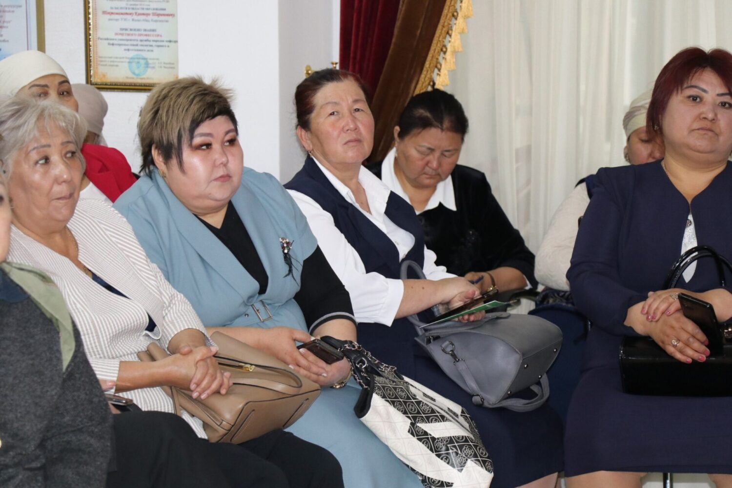 ЖАЛАЛ-АБАД ОБЛУСУНУН ЖАЛПЫ БИЛИМ БЕРҮҮ УЮМДАРЫНЫН ДИРЕКТОРЛОРУ ҮЧҮН ЭКИ КҮНДҮК ОКУТУУ БАШТАЛДЫ