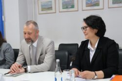 МИНИСТР GIZтин ӨКҮЛДӨРҮ МЕНЕН КЕСИПТИК БИЛИМ БЕРҮҮНҮ ӨНҮКТҮРҮҮНҮ ТАЛКУУЛАДЫ