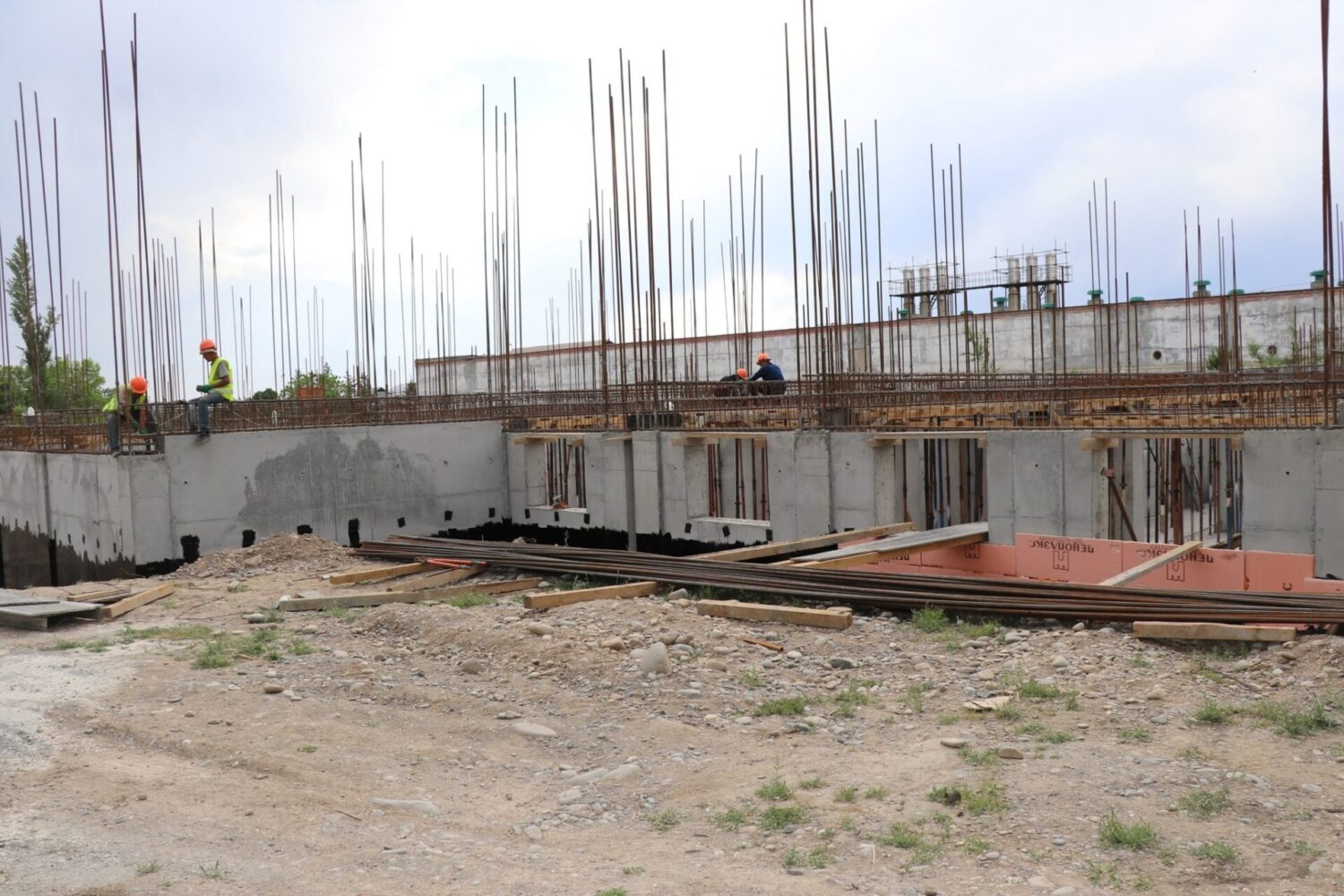 КАНЫБЕК ИМАНАЛИЕВ ЖАМУнун ИШМЕРДҮҮЛҮГҮ МЕНЕН ТААНЫШТЫ