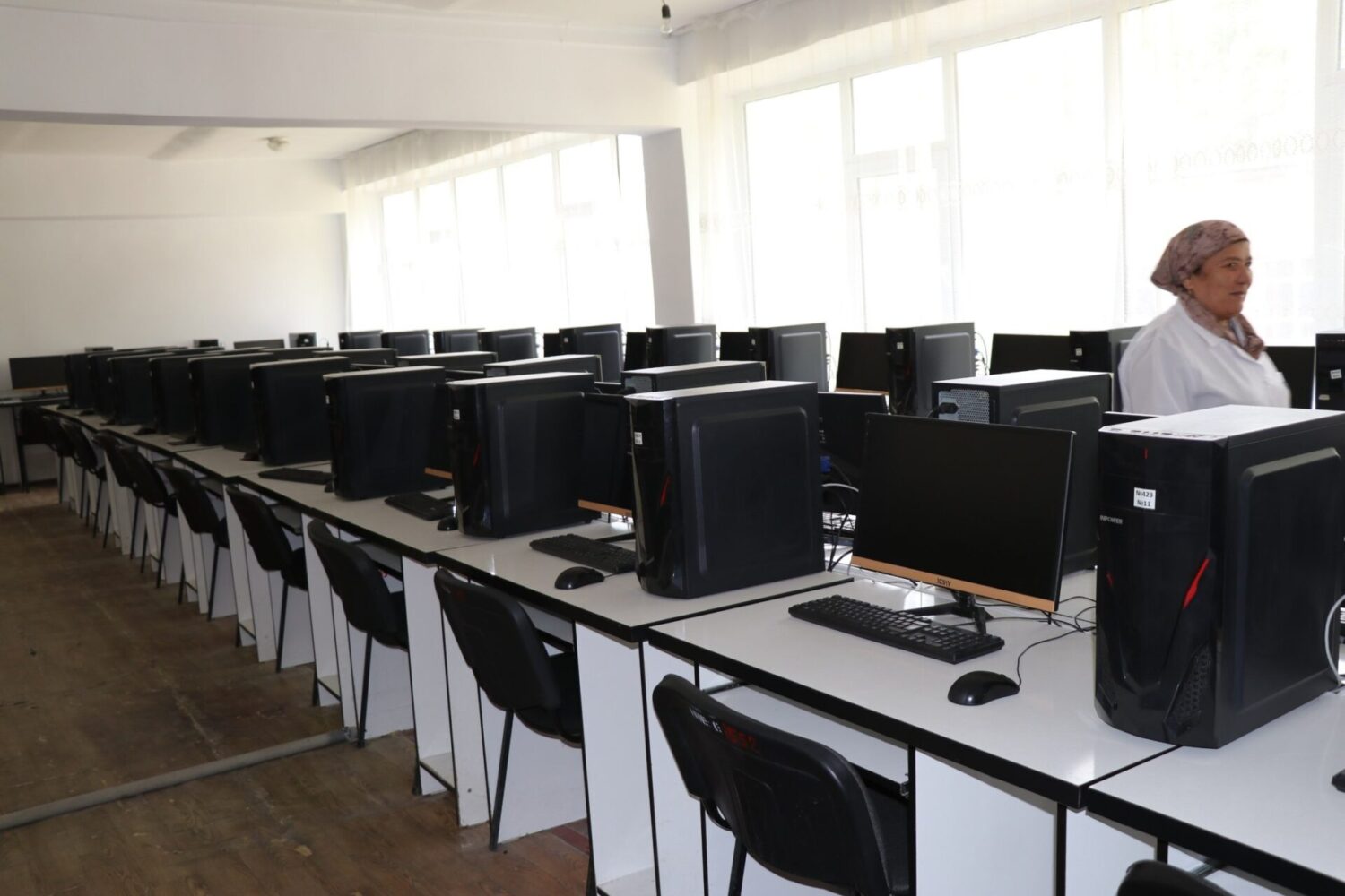 КАНЫБЕК ИМАНАЛИЕВ ЖАМУнун ИШМЕРДҮҮЛҮГҮ МЕНЕН ТААНЫШТЫ