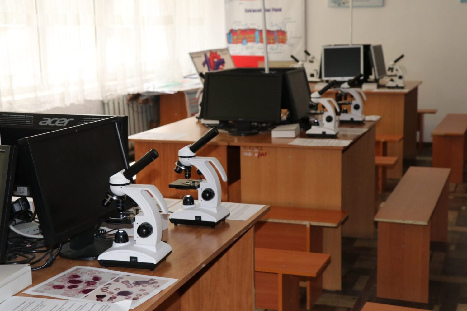 КАНЫБЕК ИМАНАЛИЕВ ЖАМУнун ИШМЕРДҮҮЛҮГҮ МЕНЕН ТААНЫШТЫ