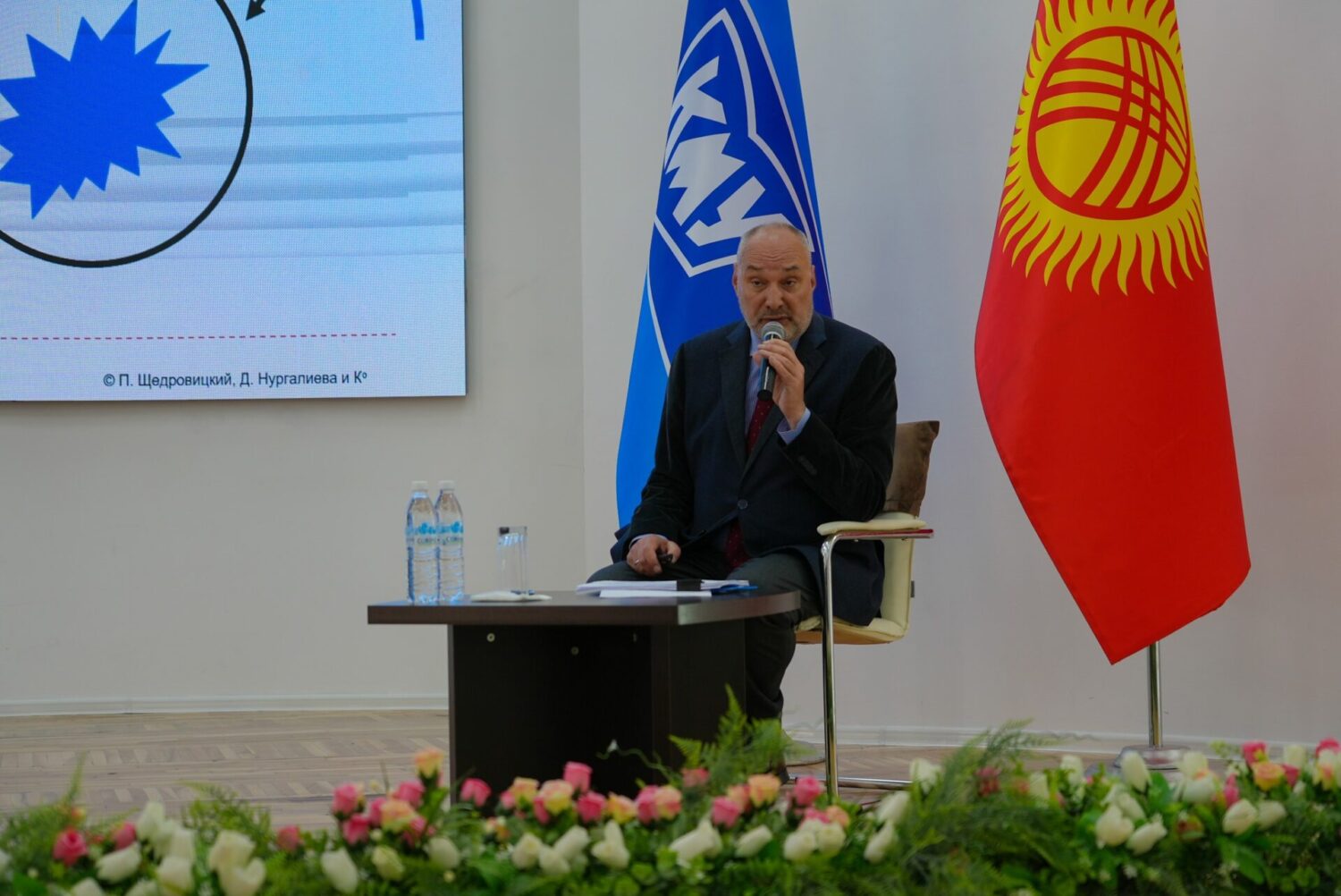 КАНЫБЕК ИМАНАЛИЕВ: “БИЛИМ БЕРҮҮ СИСТЕМАСЫ МЕЗГИЛДИН ЧАКЫРЫКТАРЫНА ДАЯР БОЛУШУ КЕРЕК”