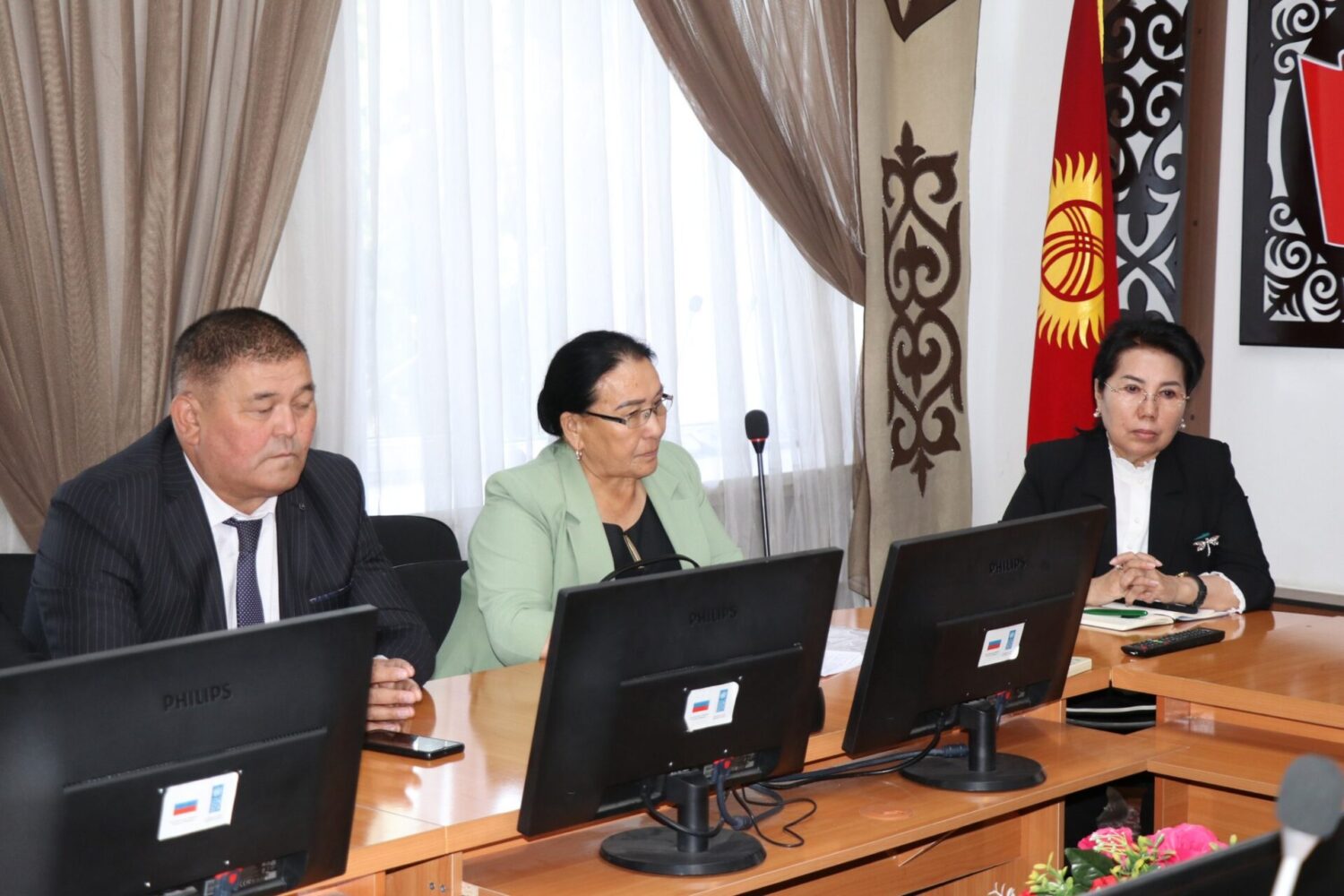 ТОКТОБҮБҮ АШЫМБАЕВА ОШ ОБЛУСУНУН БИЛИМ БЕРҮҮ БӨЛҮМДӨРҮНҮН ЖЕТЕКЧИЛЕРИ МЕНЕН ЖОЛУГУШТУ