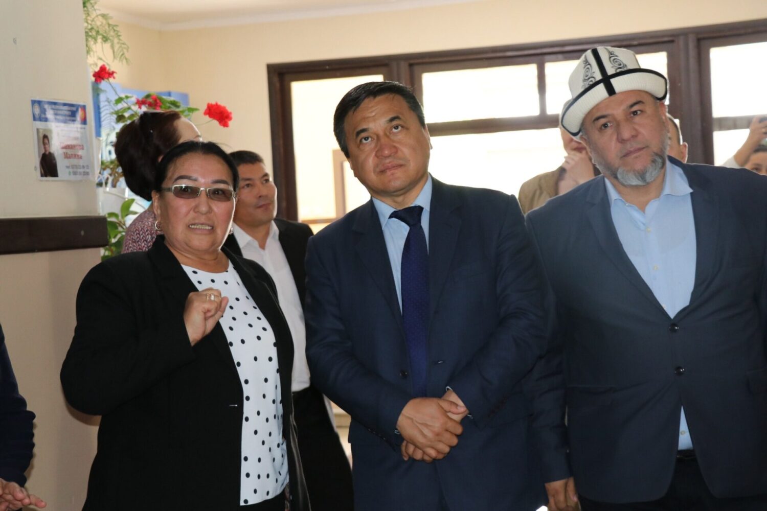 МИНИСТР КАНЫБЕК ИМАНАЛИЕВ КОШУМЧА ЧАРБА КИРЕШЕСИ БАР МЕКТЕПКЕ БАРДЫ