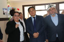 МИНИСТР КАНЫБЕК ИМАНАЛИЕВ КОШУМЧА ЧАРБА КИРЕШЕСИ БАР МЕКТЕПКЕ БАРДЫ