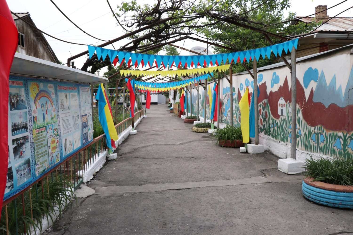 МИНИСТР КАНЫБЕК ИМАНАЛИЕВ ПОСЕТИЛ ОБРАЗОВАТЕЛЬНЫЕ ОРГАНИЗАЦИИ