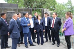 МИНИСТР КАНЫБЕК ИМАНАЛИЕВ ПОСЕТИЛ ОБРАЗОВАТЕЛЬНЫЕ ОРГАНИЗАЦИИ