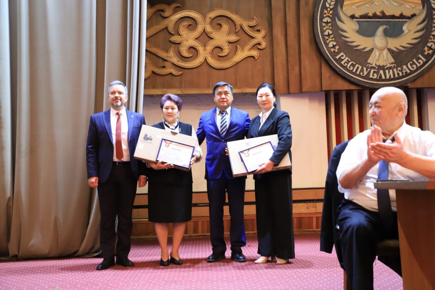 ОШ: ЖАЛПЫ БИЛИМ БЕРҮҮ УЮМДАРЫНЫН ДИРЕКТОРЛОРУ ҮЧҮН ЭКИ КҮНДҮК ОКУТУУ БАШТАЛДЫ