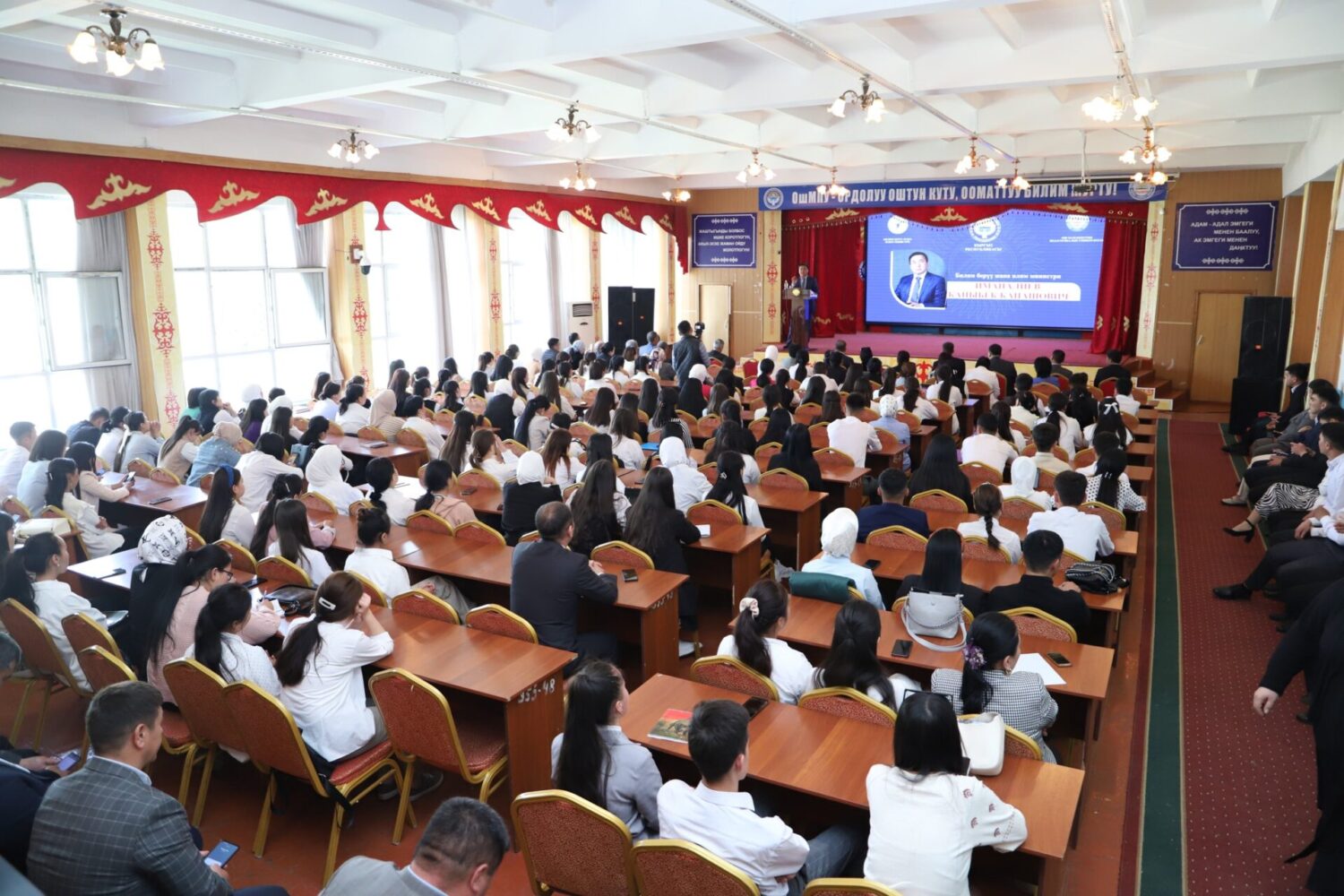 МИНИСТР КАНЫБЕК ИМАНАЛИЕВ ПОСЕТИЛ ОшГПУ