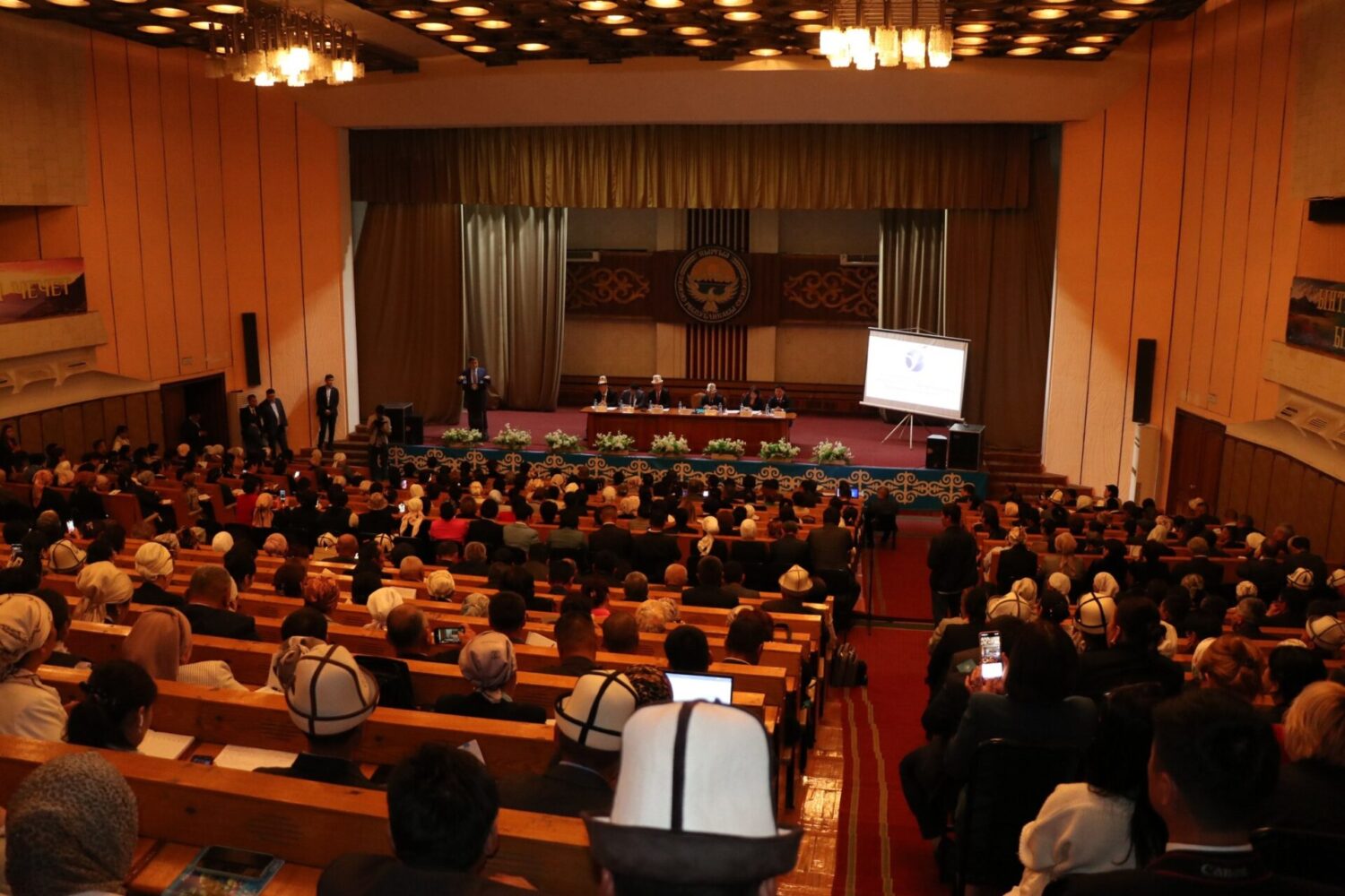 ОШ: ЖАЛПЫ БИЛИМ БЕРҮҮ УЮМДАРЫНЫН ДИРЕКТОРЛОРУ ҮЧҮН ЭКИ КҮНДҮК ОКУТУУ БАШТАЛДЫ