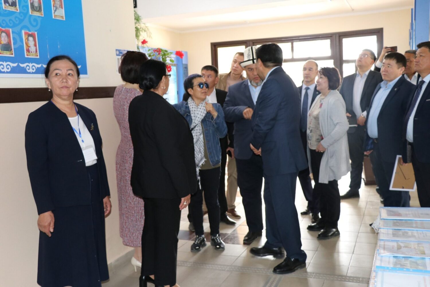 МИНИСТР КАНЫБЕК ИМАНАЛИЕВ КОШУМЧА ЧАРБА КИРЕШЕСИ БАР МЕКТЕПКЕ БАРДЫ