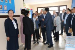 МИНИСТР КАНЫБЕК ИМАНАЛИЕВ КОШУМЧА ЧАРБА КИРЕШЕСИ БАР МЕКТЕПКЕ БАРДЫ