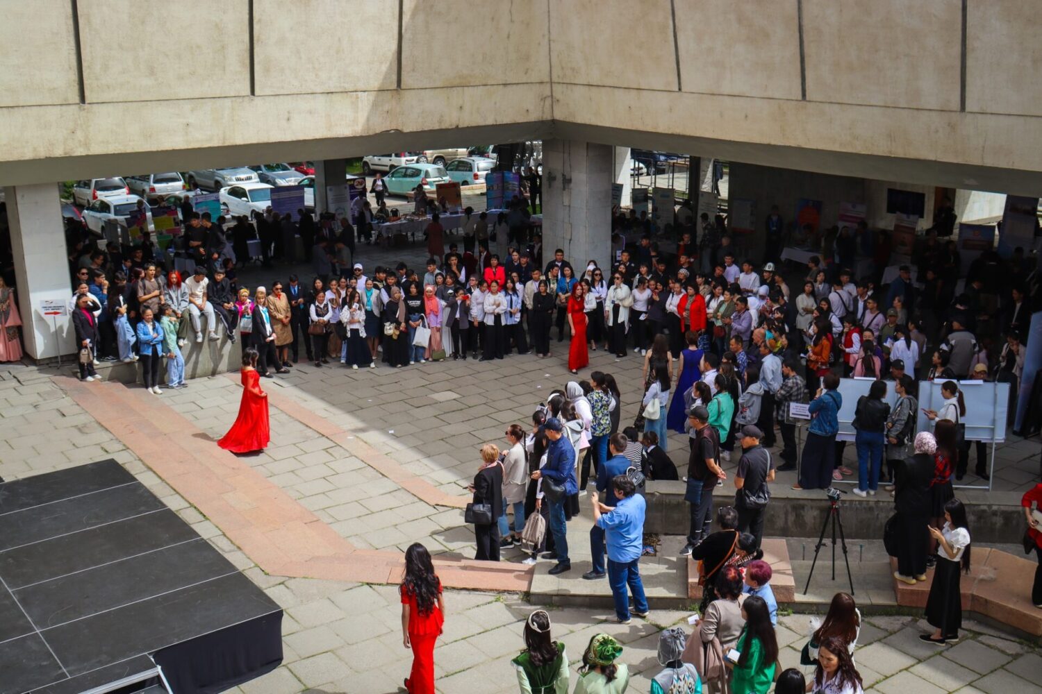 КЕСИПТИК БИЛИМ БЕРҮҮ МЕКЕМЕЛЕРИ БОШ ИШ ОРУНДАР ЖАНА КЕСИПТЕР ЖАРМАНКЕСИНЕ КАТЫШУУДА