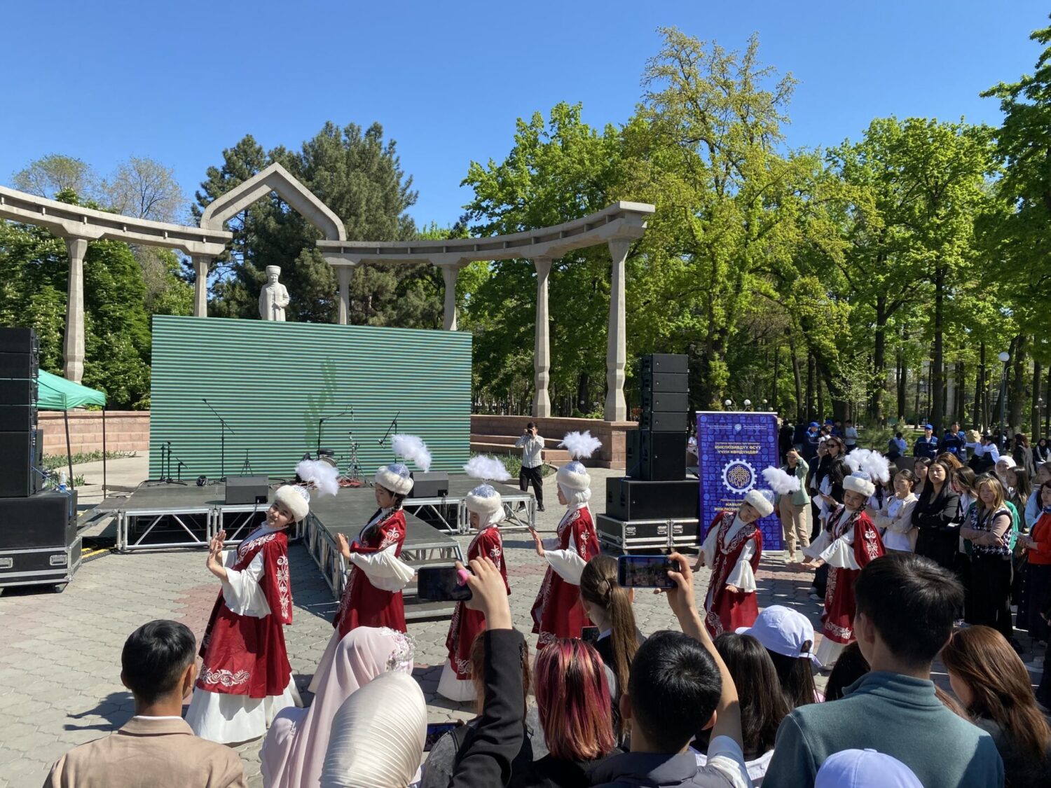 БИШКЕКТЕ АРТЫКЧЫЛЫКТУУ АДИСТИКТЕР ЖАНА КЕСИПТЕР ФЕСТИВАЛЫ ӨТҮҮДӨ